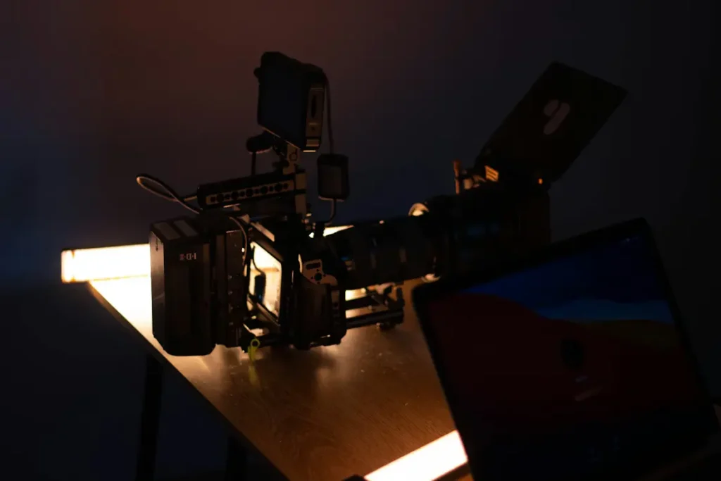 ما هي أساسيات الإضاءة في التصوير السينمائي؟ من المبادئ إلى الاحتراف