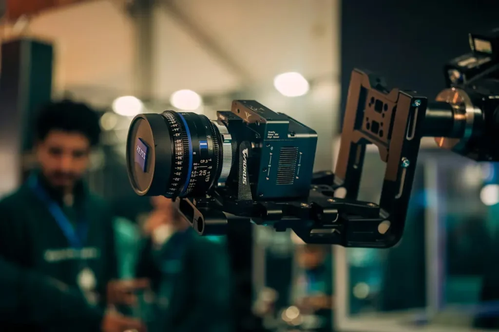العدسة والعين: ما هي أهم معدات التصوير السينمائي؟